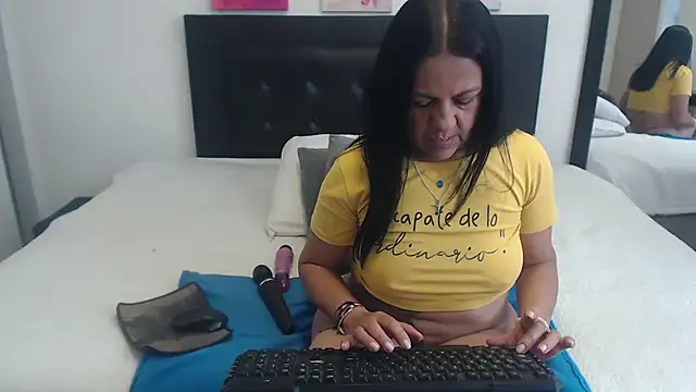 Snapshot of katiehotx chatting on October 24, 2:24 pm katiehotx online show from October 24, 2:24 pm