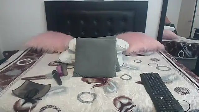 Snapshot of katiehotx chatting on November 8, 2:12 am katiehotx online show from November 8, 2:12 am