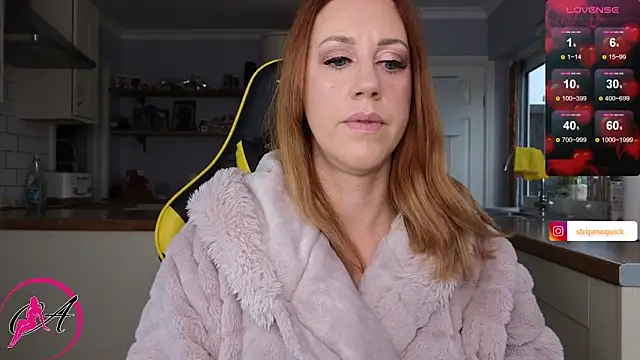 Snapshot of stripmequick chatting on December 12, 10:24 am stripmequick online show from December 12, 10:24 am