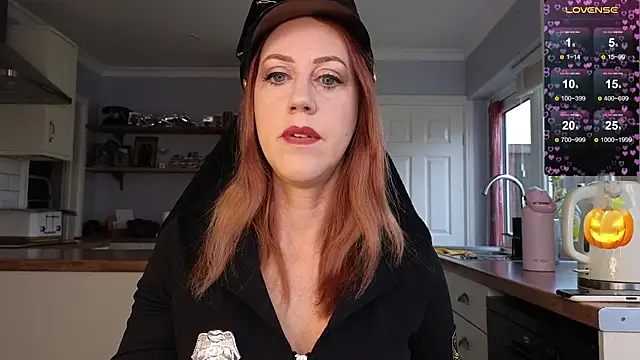 Snapshot of stripmequick chatting on October 31, 11:00 am stripmequick online show from October 31, 11:00 am