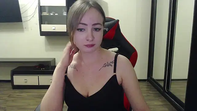 Snapshot of Laralianna chatting on February 15, 7:39 pm Laralianna online show from February 15, 7:39 pm