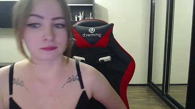 Snapshot of Laralianna chatting on February 18, 3:43 pm Laralianna online show from February 18, 3:43 pm