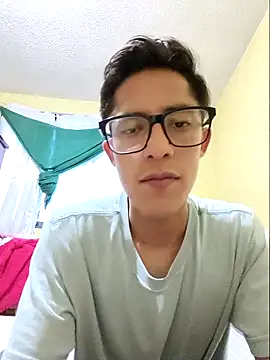 Snapshot of KevinCrz chatting on October 17, 12:01 am KevinCrz online show from October 17, 12:01 am