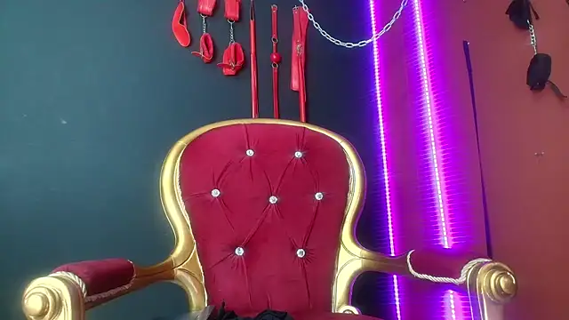 Snapshot of amy-mistress chatting on December 6, 9:35 pm amy-mistress online show from December 6, 9:35 pm