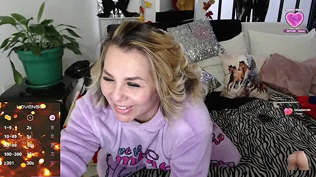 Snapshot of Myrnasexxx chatting on February 9, 11:25 am Myrnasexxx online show from February 9, 11:25 am