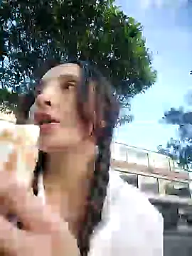 Snapshot of _Laary chatting on December 10, 10:05 pm Laary online show from December 10, 10:05 pm