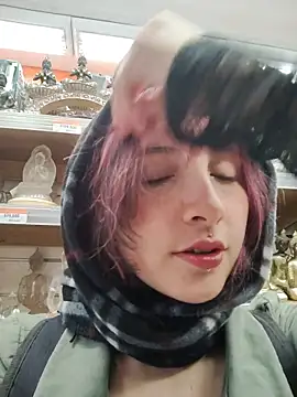 Snapshot of _Laary chatting on December 18, 8:26 pm Laary online show from December 18, 8:26 pm