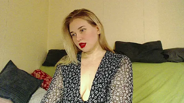 mmmPinUpGirl online show from October 30, 6:30 pm