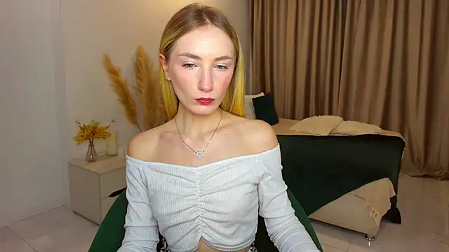 Snapshot of bella__rose chatting on February 8, 5:51 am bella rose online show from February 8, 5:51 am