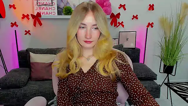 Snapshot of bella__rose chatting on February 18, 4:16 pm bella rose online show from February 18, 4:16 pm