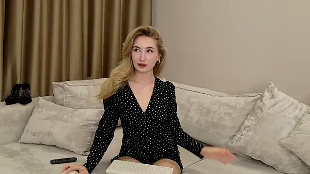 Snapshot of bella__rose chatting on September 30, 7:13 am bella rose online show from September 30, 7:13 am