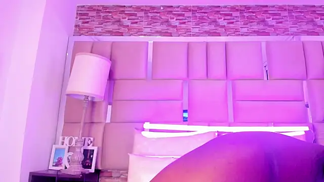 ShaniaBrownn online show from October 11, 7:56 pm