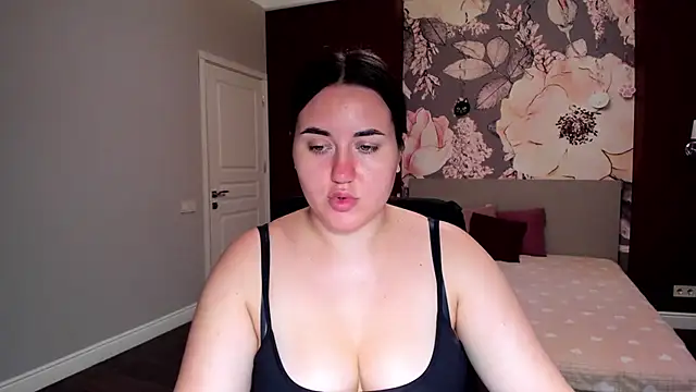 Roxie Bradley online show from September 13, 5:40 am