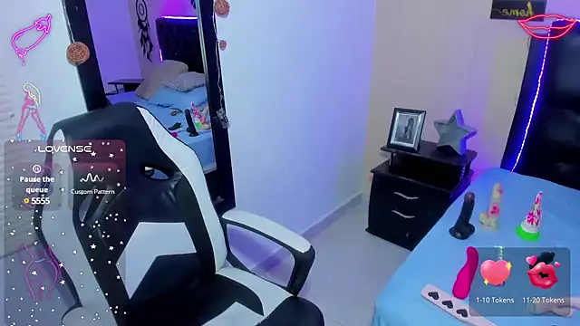 Snapshot of mila_katts chatting on January 22, 9:02 am mila katts online show from January 22, 9:02 am