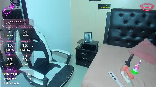 Snapshot of mila_katts chatting on February 15, 6:44 am mila katts online show from February 15, 6:44 am