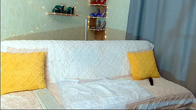 KimPolloc online show from January 25, 9:35 pm