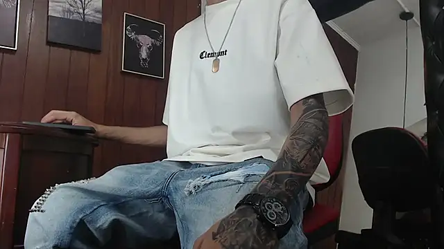 Snapshot of GaboReyes chatting on September 11, 3:50 am GaboReyes online show from September 11, 3:50 am