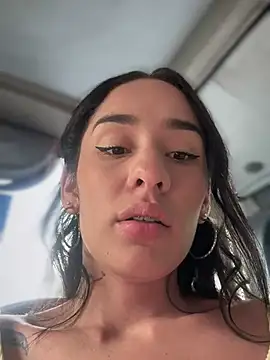 Snapshot of __IRIS__ chatting on December 13, 6:05 pm IRIS online show from December 13, 6:05 pm