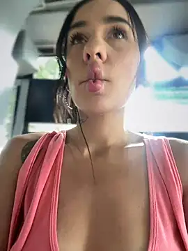 Snapshot of __IRIS__ chatting on December 17, 2:44 pm IRIS online show from December 17, 2:44 pm