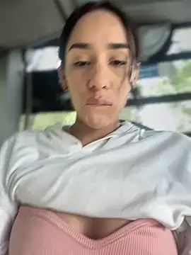 Snapshot of __IRIS__ chatting on January 4, 6:09 pm IRIS online show from January 4, 6:09 pm