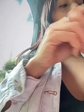 Snapshot of __IRIS__ chatting on March 18, 1:20 pm IRIS online show from March 18, 1:20 pm