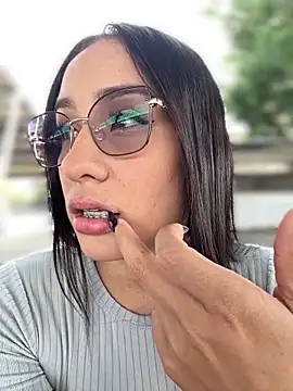 Snapshot of __IRIS__ chatting on October 4, 8:18 pm IRIS online show from October 4, 8:18 pm