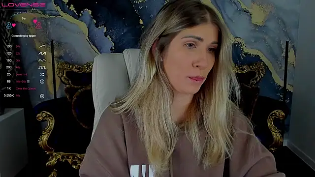 Snapshot of CassandraGood chatting on December 9, 8:54 pm CassandraGood online show from December 9, 8:54 pm