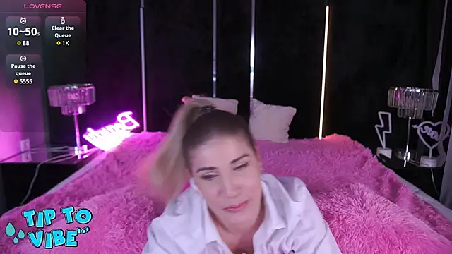 Snapshot of CassandraGood chatting on January 11, 4:38 am CassandraGood online show from January 11, 4:38 am