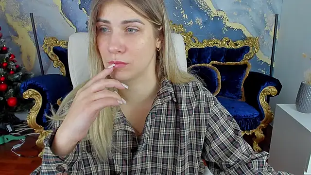 Snapshot of CassandraGood chatting on January 16, 6:35 am CassandraGood online show from January 16, 6:35 am