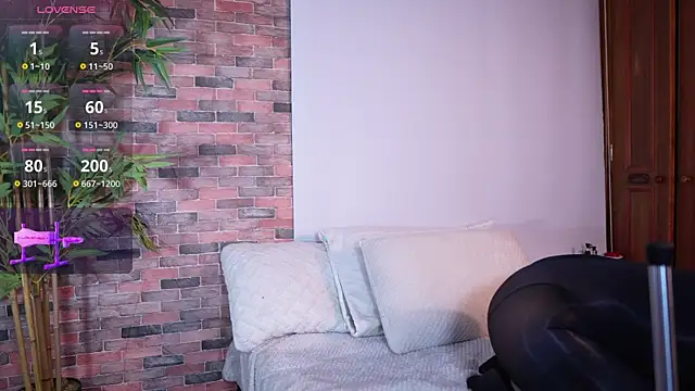 Snapshot of Lucy_fit chatting on March 12, 9:23 am Lucy fit online show from March 12, 9:23 am