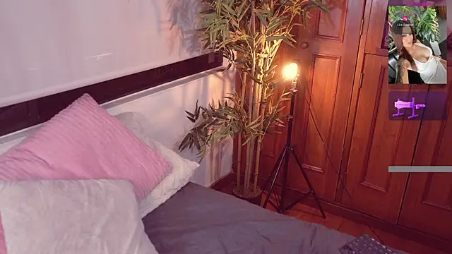 Snapshot of Lucy_fit chatting on October 11, 5:17 am Lucy fit online show from October 11, 5:17 am