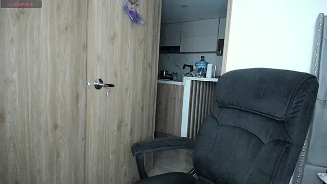 Snapshot of keyn_laurent_1 chatting on December 19, 11:14 pm keyn laurent 1 online show from December 19, 11:14 pm