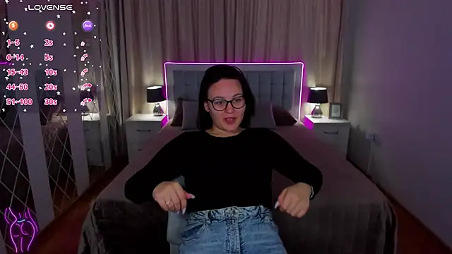 EsterLogan online show from September 26, 10:30 am