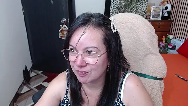 Snapshot of Sonialorens_ chatting on December 4, 10:29 pm Sonialorens online show from December 4, 10:29 pm