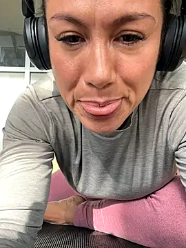 Snapshot of angelitasexy81 chatting on September 29, 3:28 pm angelitasexy81 online show from September 29, 3:28 pm