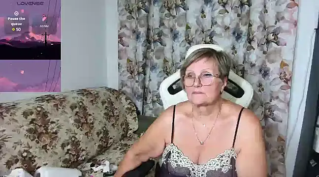 Snapshot of Selenna57 chatting on December 4, 1:58 am Selenna57 online show from December 4, 1:58 am