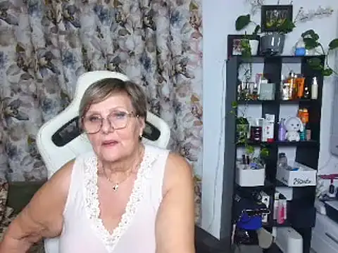 Snapshot of Selenna57 chatting on December 17, 4:12 am Selenna57 online show from December 17, 4:12 am