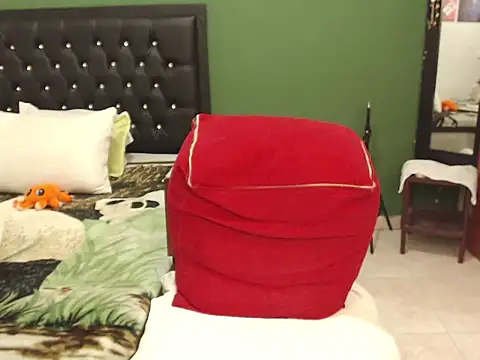 Estefani 32 online show from February 5, 10:55 pm