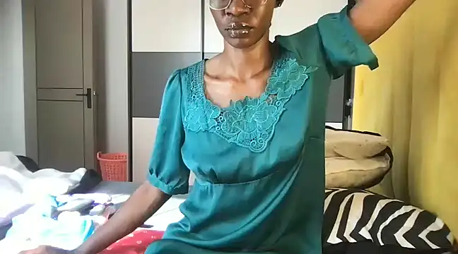 Snapshot of choco_petite chatting on March 16, 6:20 am choco petite online show from March 16, 6:20 am