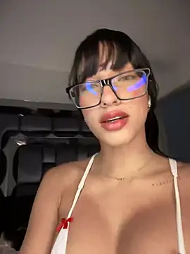 DulceLenns online show from March 8, 9:40 pm