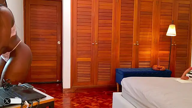 Snapshot of lissetlong69 chatting on December 13, 11:43 pm lissetlong69 online show from December 13, 11:43 pm