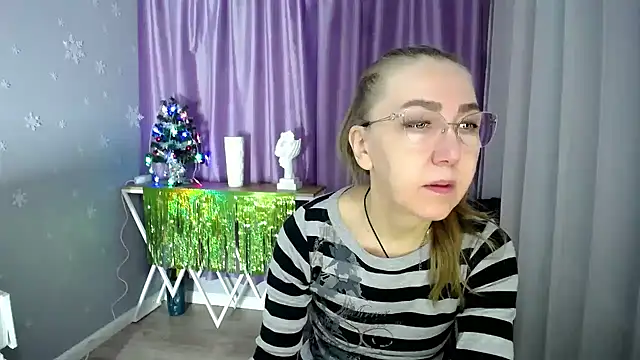 Snapshot of queen_a_n_i chatting on December 14, 9:40 am queen a n i online show from December 14, 9:40 am