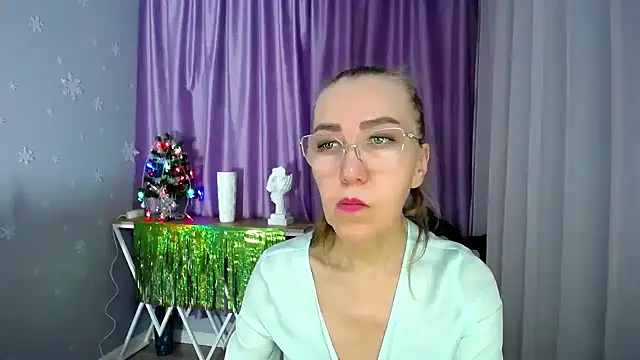 Snapshot of queen_a_n_i chatting on December 17, 11:06 am queen a n i online show from December 17, 11:06 am