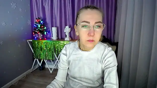 Snapshot of queen_a_n_i chatting on January 11, 4:06 am queen a n i online show from January 11, 4:06 am