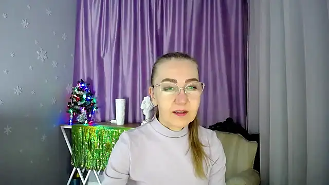 Snapshot of queen_a_n_i chatting on January 15, 5:50 am queen a n i online show from January 15, 5:50 am