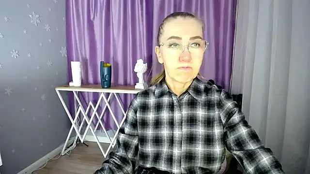 Snapshot of queen_a_n_i chatting on January 27, 7:56 am queen a n i online show from January 27, 7:56 am