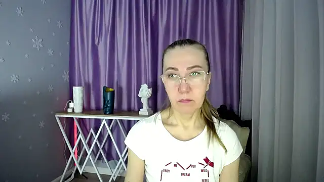 Snapshot of queen_a_n_i chatting on February 7, 8:55 am queen a n i online show from February 7, 8:55 am