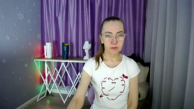 Snapshot of queen_a_n_i chatting on February 10, 7:26 am queen a n i online show from February 10, 7:26 am