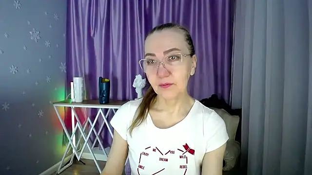 Snapshot of queen_a_n_i chatting on February 11, 8:05 am queen a n i online show from February 11, 8:05 am