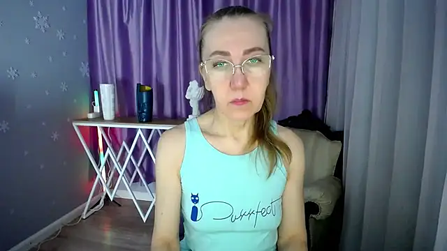 Snapshot of queen_a_n_i chatting on February 26, 5:53 am queen a n i online show from February 26, 5:53 am